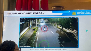 Detik-detik Pelaku Siram Air Keras ke Aktivis KontraS Terekam CCTV, Ikuti dari Kantor YLBHI dan Sempat Ganti Baju