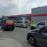 Kendaraan Pemudik Membludak di Rest Area 429, Polisi Lakukan Kanalisasi Arus Lalin Tol Semarang - Solo