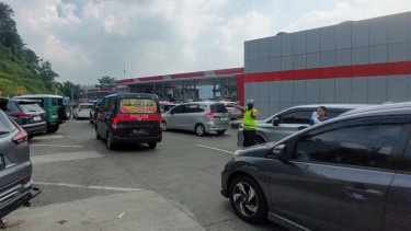 Kendaraan Pemudik Membludak di Rest Area 429, Polisi Lakukan Kanalisasi Arus Lalin Tol Semarang - Solo