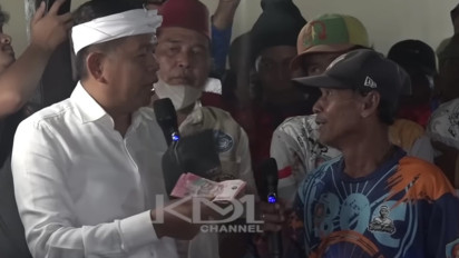 Dedi Mulyadi Kagum Tukang Becak Sepuh Nabung di Jok, Langsung Disawer Uang Segepok: Buat Nembok Rumah