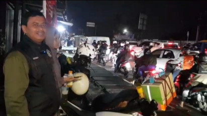 Puncak Arus Mudik 2026, Pemudik Roda Dua Padati Jalur Arteri Cibiru Bandung pada Malam Hari