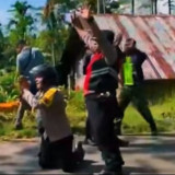 Detik-detik Mencekam, Aparat Polisi Manggarai Berlutut Lerai Kelompok Bersenjata yang Siap Bentrok