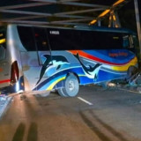Detik-detik Mencekam Bus Sugeng Rahayu Kecelakaan Hantam Tiang Jembatan Jurug Karanganyar-Solo, 1 Orang Terlempar