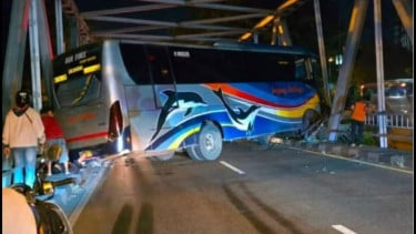 Detik-detik Mencekam Bus Sugeng Rahayu Kecelakaan Hantam Tiang Jembatan Jurug Karanganyar-Solo, 1 Orang Terlempar