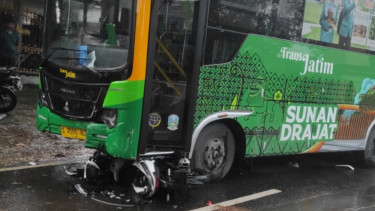 Pengendara Motor Tewas setelah Tabrakan dengan Bus Trans Jatim Lamongan