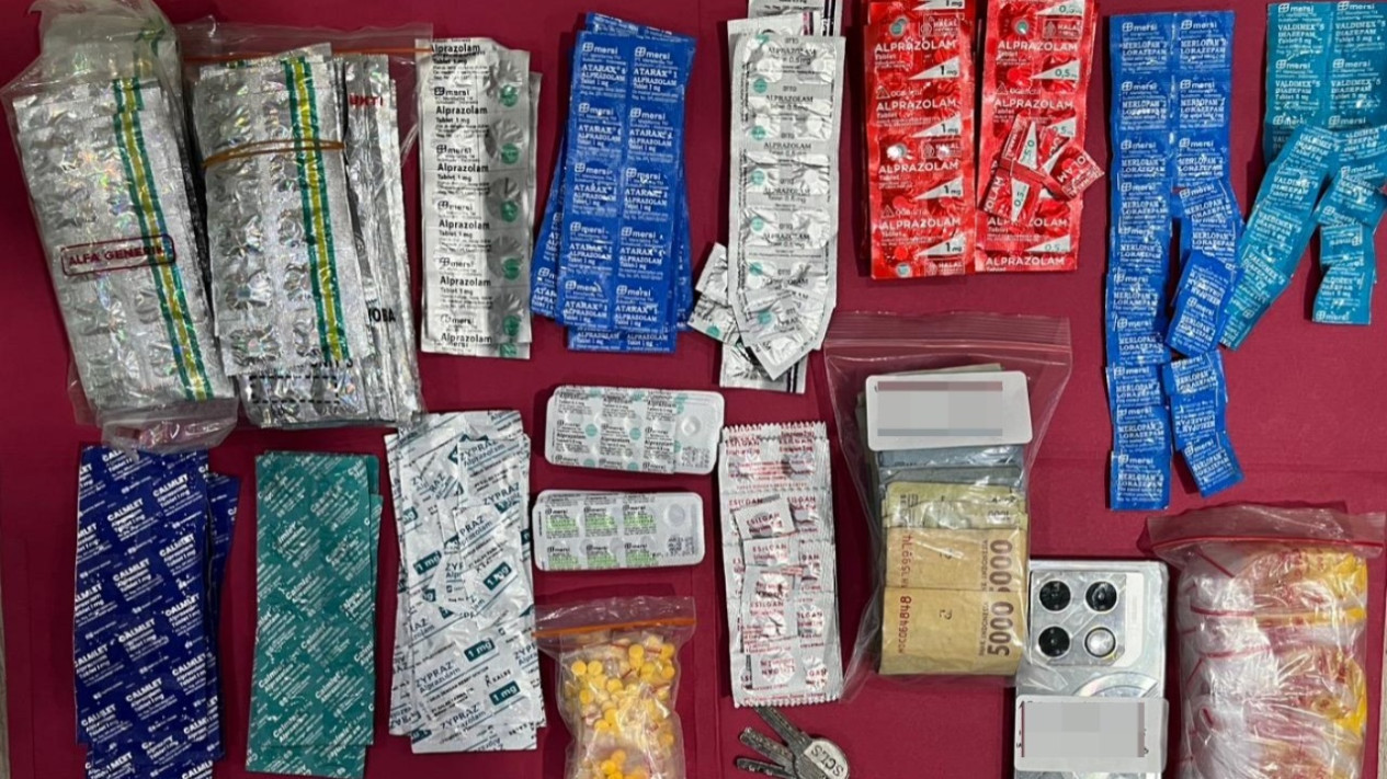 Gerebek Toko Obat Terlarang di Jaksel, Polisi Tangkap Pria Miliki 1.477 Butir Psikotropika
            - galeri foto