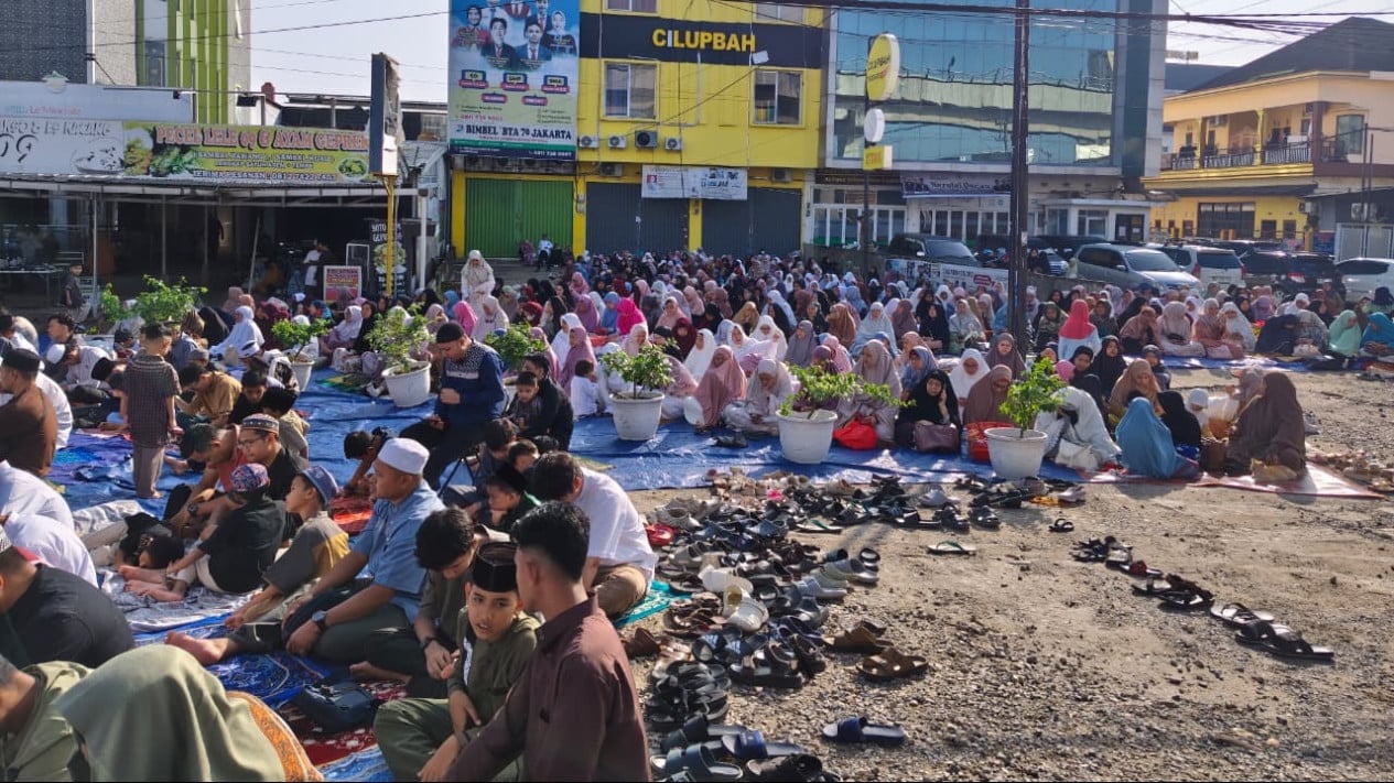 Warga Palembang Rayakan Lebaran Lebih Cepat Usai Gunakan Rukyat Global
            - galeri foto