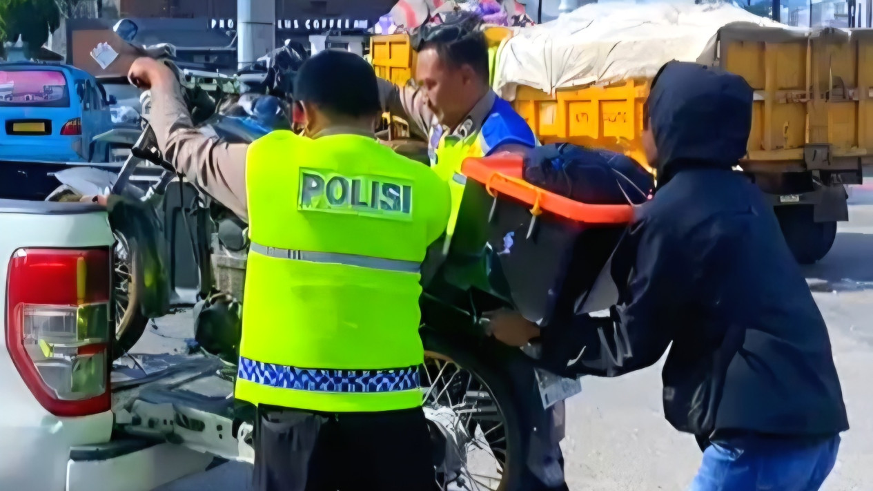 Kehabisan Bensin di Salatiga, Motor Pemudik Diangkut Polisi ke SPBU Terdekat
            - galeri foto