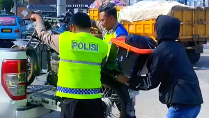 Kehabisan Bensin di Salatiga, Motor Pemudik Diangkut Polisi ke SPBU Terdekat