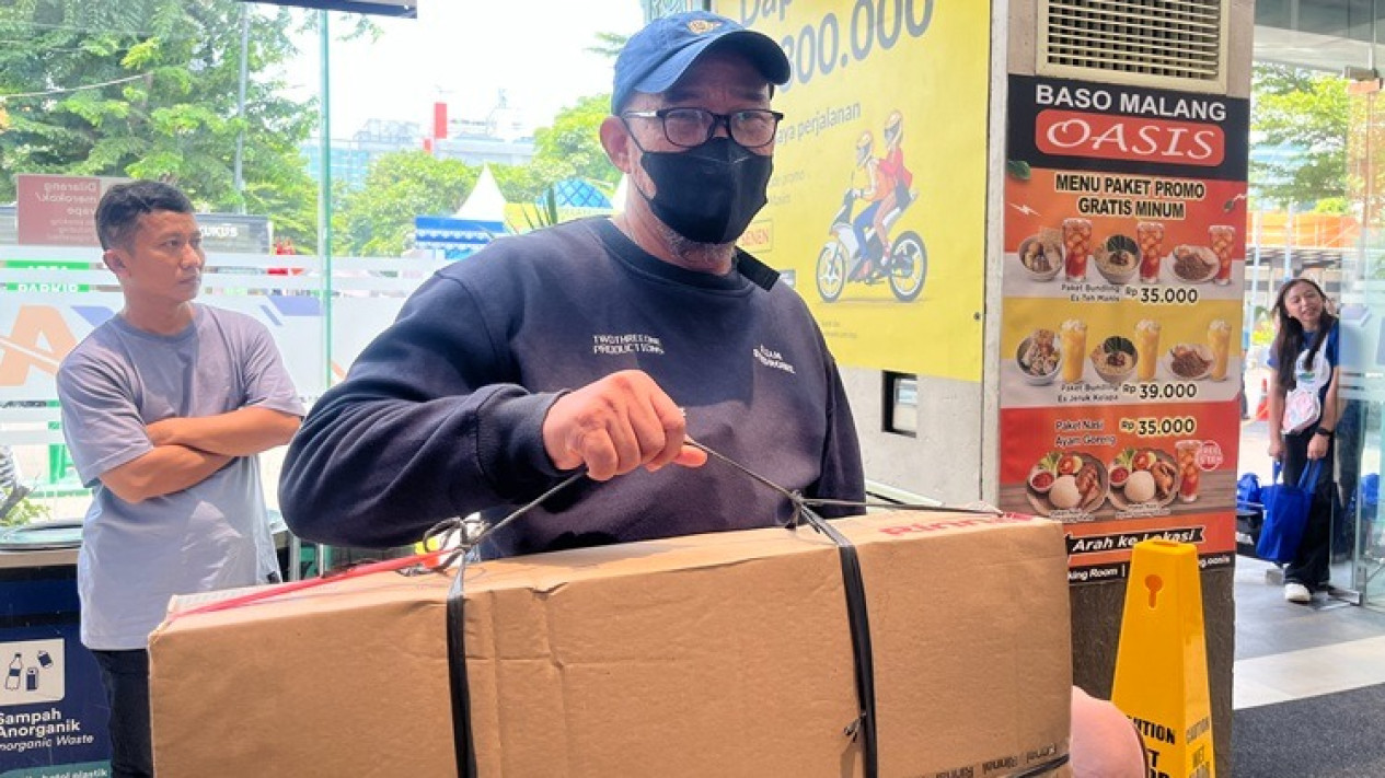 Pemudik di Stasiun Pasar Senen, Bawa Kompor Buat Masak Opor di Kampung Halaman
            - galeri foto