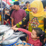 Gubernur Khofifah Ajak Cucu Kunjungi Pasar Bandeng di Gresik, Kenali Tradisi, Jaga Kekayaan Budaya Jatim
