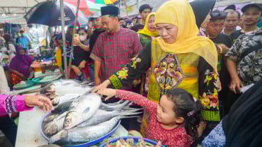 Gubernur Khofifah Ajak Cucu Kunjungi Pasar Bandeng di Gresik, Kenali Tradisi, Jaga Kekayaan Budaya Jatim