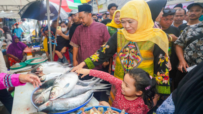 Gubernur Khofifah Ajak Cucu Kunjungi Pasar Bandeng di Gresik, Kenali Tradisi, Jaga Kekayaan Budaya Jatim