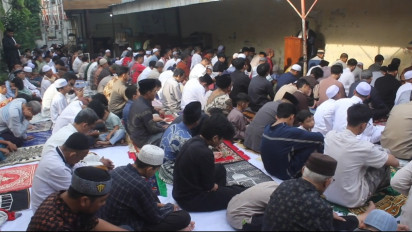 Ratusan Jamaah Majelis Taklim Raudhatul Mufakkirin Surabaya Gelar Salat Idulfitri Lebih Awal