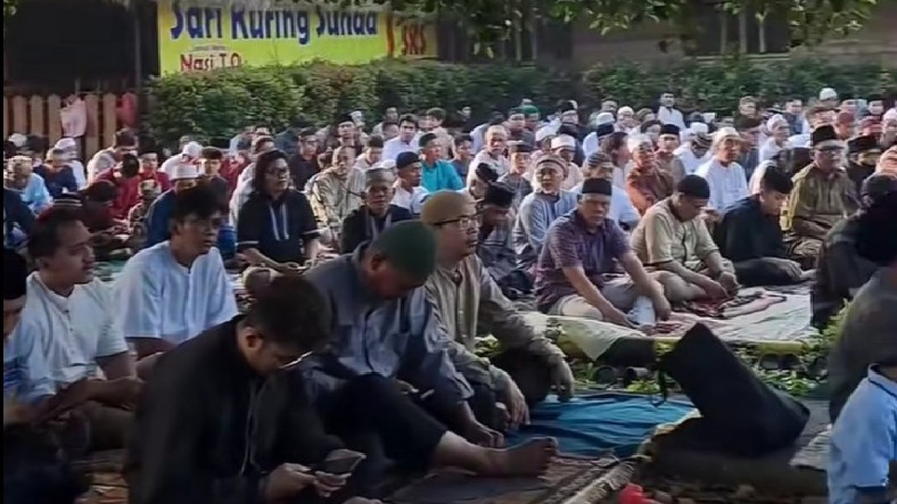 Viral Warga Depok Gelar Shalat Idul Fitri Lebih Awal, Merujuk Pada Rukyat Global
            - galeri foto