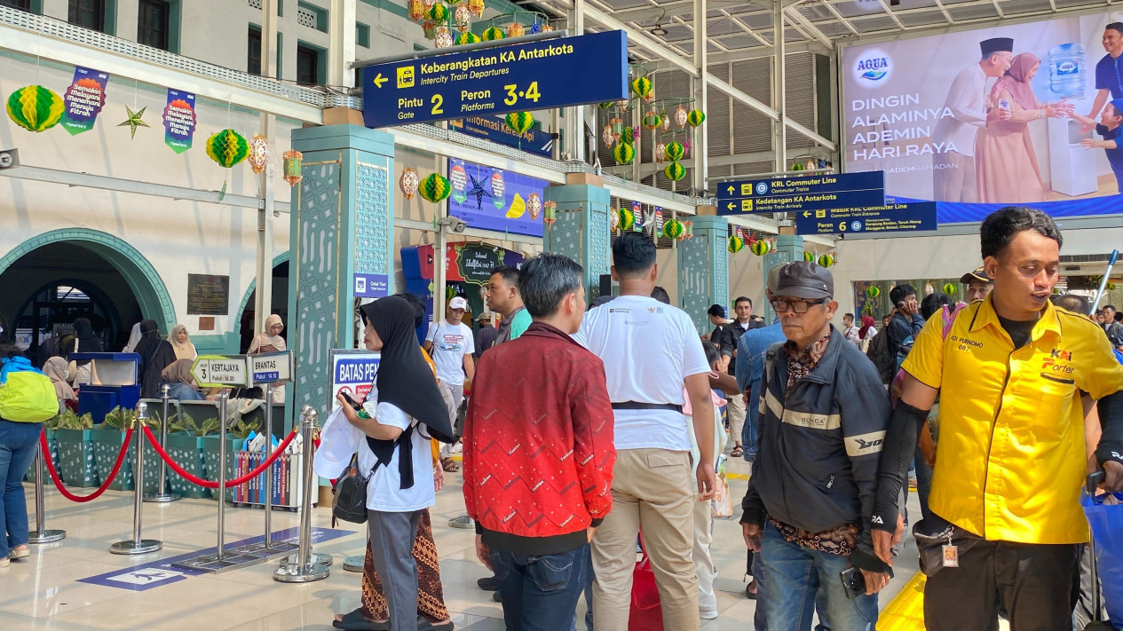 Terjadi Lonjakan Penumpang Momen Mudik Lebaran 2026, KAI Tambah Rangkaian Kereta Api Jarak Jauh
            - galeri foto