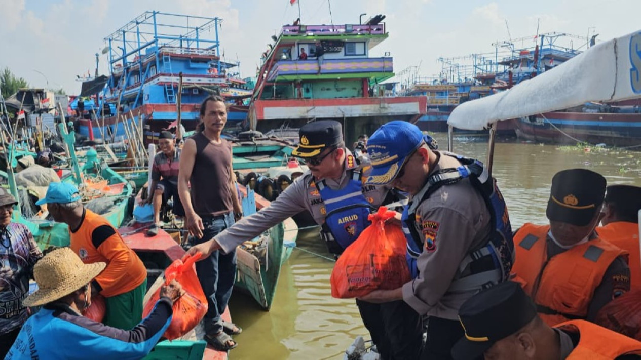 Ratusan Kapal Nelayan Mudik Penuhi Sungai Juwana, Polisi di Pati Patroli Atur Lalu Lintas dan Keamanan Kapal
            - galeri foto