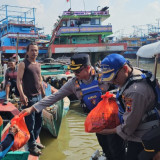 Ratusan Kapal Nelayan Mudik Penuhi Sungai Juwana, Polisi di Pati Patroli Atur Lalu Lintas dan Keamanan Kapal