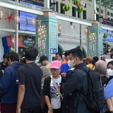 Kereta Api Keberangkatan Gambir Berhenti Luar Biasa di Jatinegara Pada Sabtu