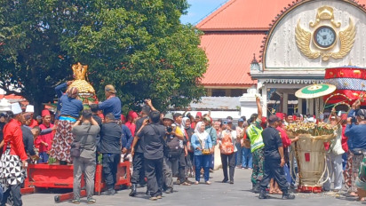 Tradisi Grebeg Syawal Keraton Yogyakarta, Ribuan Warga Rebutan Gunungan 'Ngalap' Berkah Lebaran
