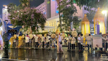 Meski Diguyur Hujan, Warga Ramaikan Malam Takbiran di Bundaran HI