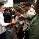 Gubernur Sumut dan Seskab RI Bagikan 2.500 Bingkisan Presiden di malam Idul Fitri