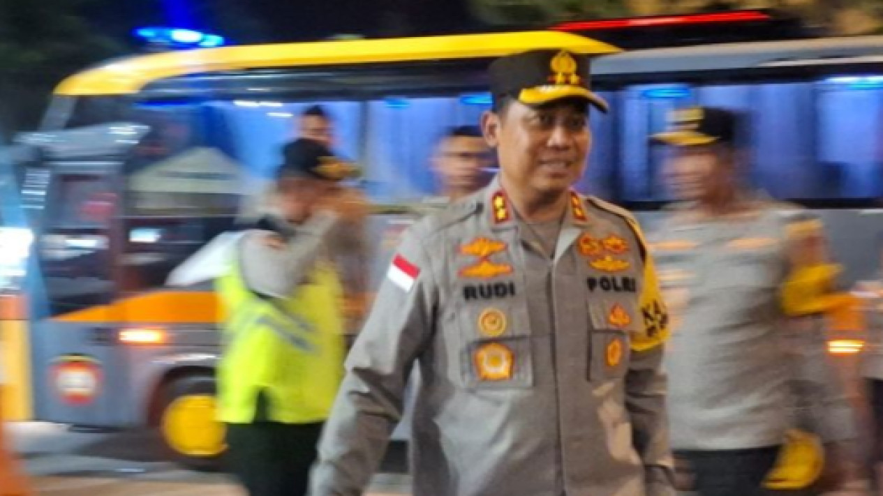 Tak Tanggung-tanggung, Kapolda NTT Terjun Langsung Patroli Amankan Idulfitri di Kota Kupang
            - galeri foto