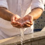 Sudah Mandi Wajib Sebelum Shalat Id, Apakah Masih Perlu Wudhu? Begini Penjelasan Ustaz Khalid Basalamah