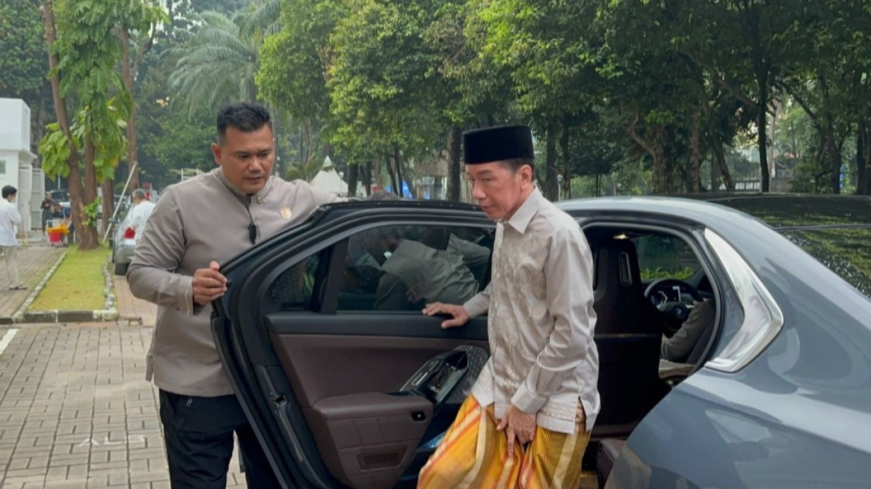 Jokowi Salat Idulfitri Bareng Iriana dan Kaesang di GBK
            - galeri foto