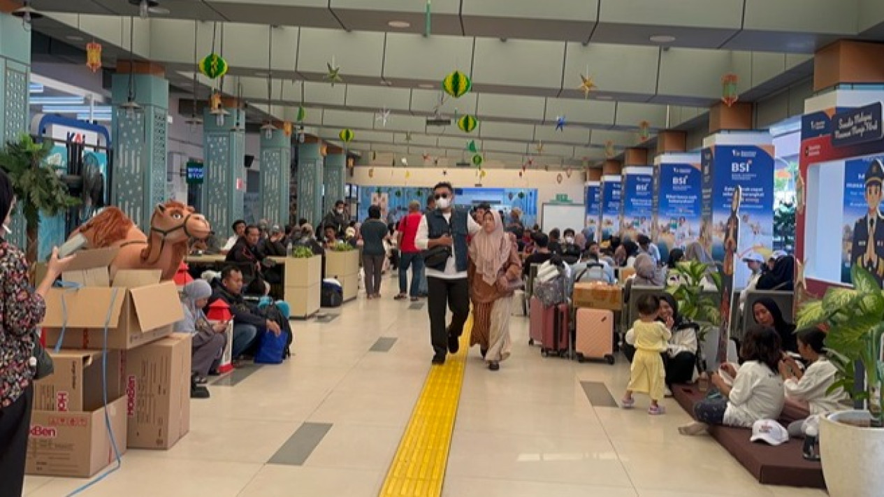 Hari Pertama Lebaran Idul Fitri 2026, 48.668 Warga Jakarta ke Luar Kota Melalui Stasiun Pasar Senen-Gambir
            - galeri foto