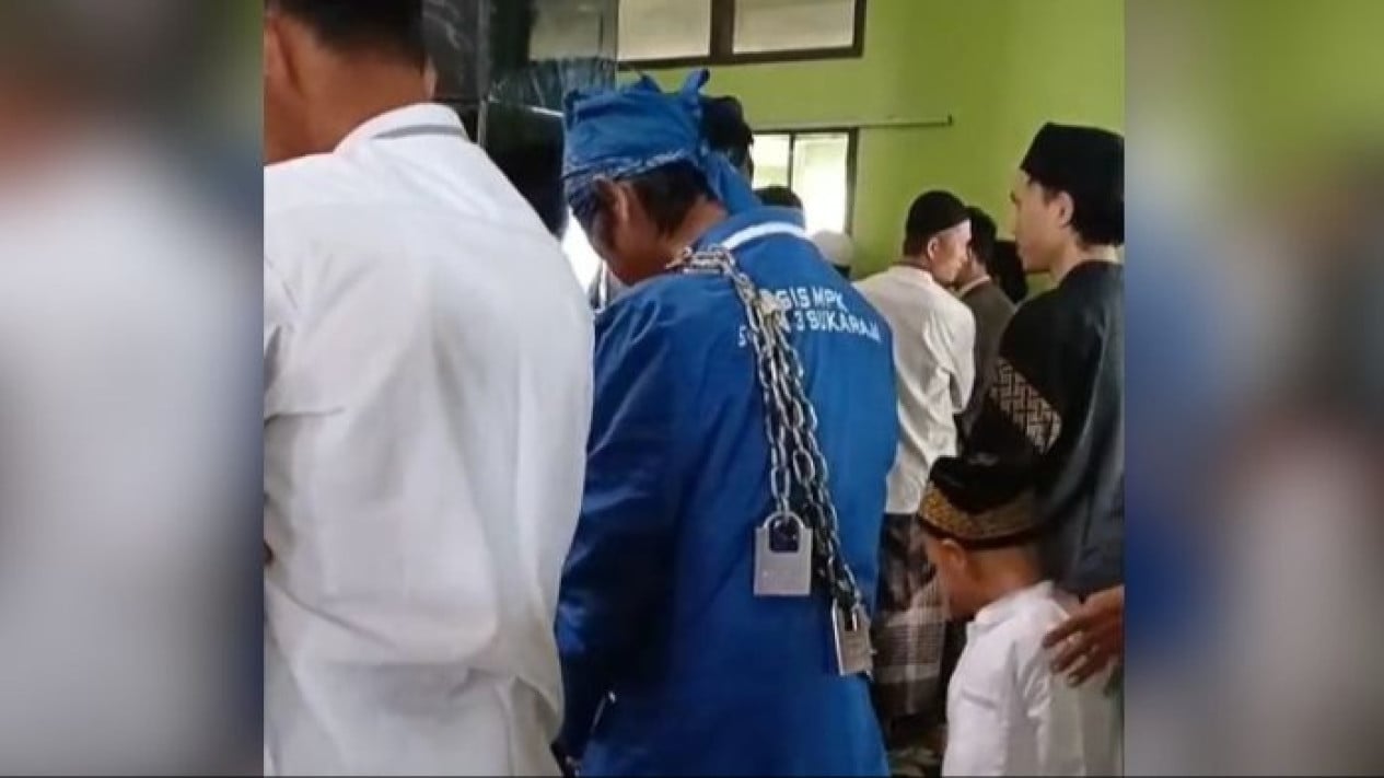 Gagal Sedih! Jamaah Shalat Id di Tasikmalaya Malah Ngakak Lihat Ulah Manusia Gembok
            - galeri foto
