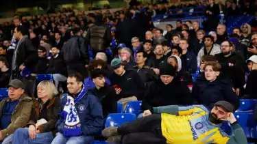 Suporter Chelsea terdiam saat The Blues dipermalukan Paris Saint-Germain (PSG) pada Liga Champions di Stadion Stamford Bridge