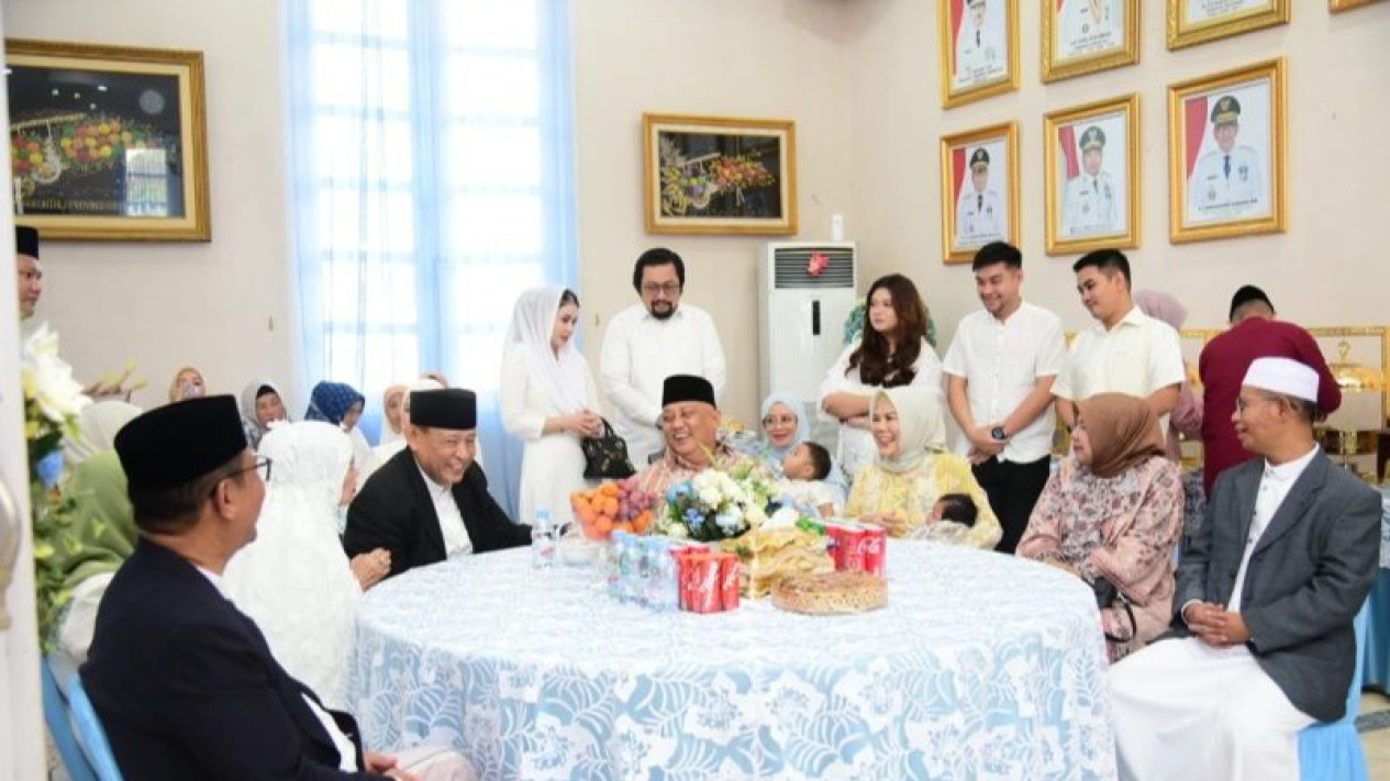Gubernur Gusnar Ismail Silaturahmi Lebaran dengan Masyarakat
            - galeri foto