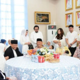 Gubernur Gusnar Ismail Silaturahmi Lebaran dengan Masyarakat