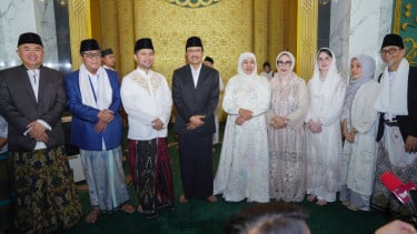 Gubernur Khofifah, Wagub Emil dan Mensos Gus Ipul bersama Jemaah Salat Idulfitri di Masjid Al-Akbar