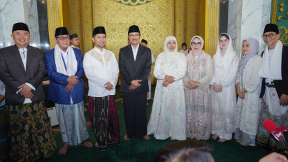 Gubernur Khofifah, Wagub Emil dan Mensos Gus Ipul bersama Jemaah Salat Idulfitri di Masjid Al-Akbar