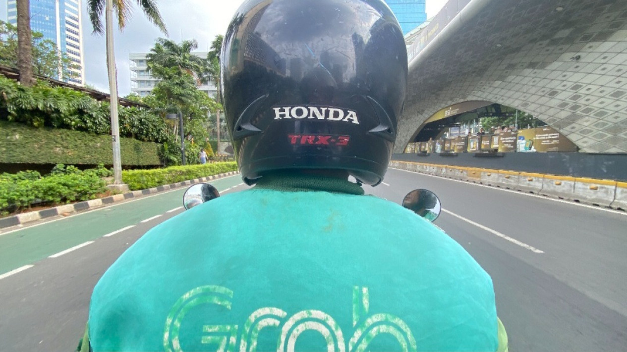 Cari Ongkos Mudik, Pengemudi Ojol Ini Tetap Order Penumpang di Hari H Lebaran
            - galeri foto