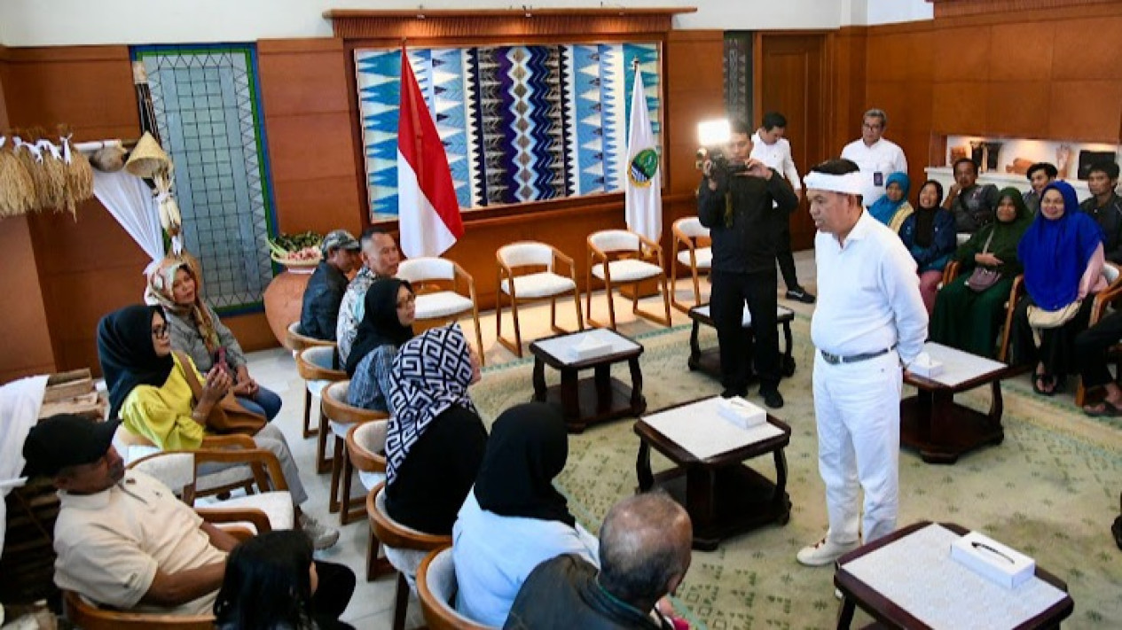 KDM Serahkan Bantuan untuk Korban Longsor Desa Cibogo Lembang, Beri Uang hingga Siapkan Rumah
            - galeri foto