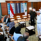 KDM Serahkan Bantuan untuk Korban Longsor Desa Cibogo Lembang, Beri Uang hingga Siapkan Rumah