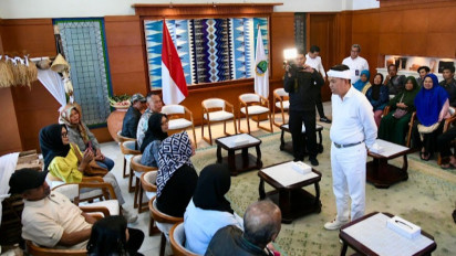 KDM Serahkan Bantuan untuk Korban Longsor Desa Cibogo Lembang, Beri Uang hingga Siapkan Rumah