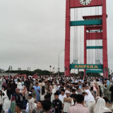 Warga Palembang Tumpah Ruah hingga Jembatan Ampera Laksanakan Shalat Idul Fitri 