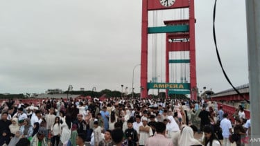 Warga Palembang Tumpah Ruah hingga Jembatan Ampera Laksanakan Shalat Idul Fitri 