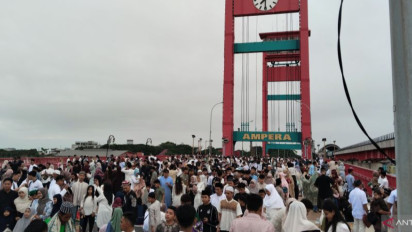 Warga Palembang Tumpah Ruah hingga Jembatan Ampera Laksanakan Shalat Idul Fitri 
