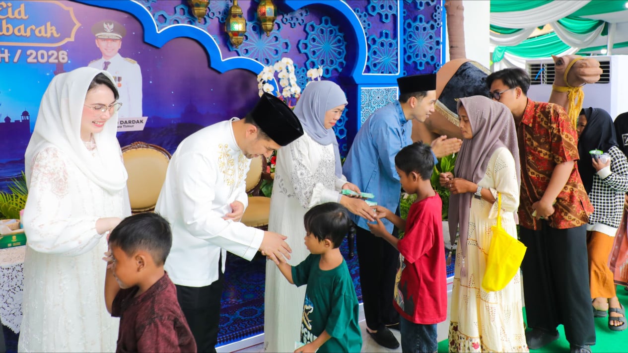 Hari Pertama Lebaran, Gubernur Khofifah: Tradisi Riyayan Dekatkan Warga dengan Pemimpinnya
            - galeri foto