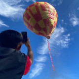 Ternyata di Garut ada Wisata Menerbangkan Balon Udara Ngapungkeun, Tradisi Tua yang Terus Dipertahankan Setiap Tahun