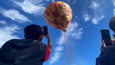 Ternyata di Garut ada Wisata Menerbangkan Balon Udara Ngapungkeun, Tradisi Tua yang Terus Dipertahankan Setiap Tahun