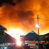 Kebakaran Hebat di Alas Sumbawa, Puluhan Rumah Ludes Satu Petugas Damkar Gugur Saat Bertugas