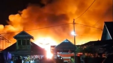 Kebakaran Hebat di Alas Sumbawa, Puluhan Rumah Ludes Satu Petugas Damkar Gugur Saat Bertugas