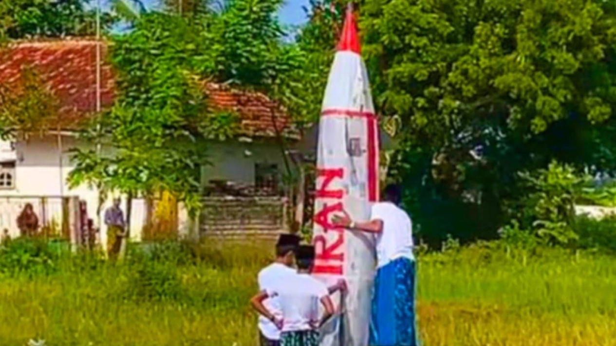 Polisi Kecolongan, Petasan Rudal Iran Diledakan Warga Usai Shalat Idul Fitri di Pamekasan
            - galeri foto