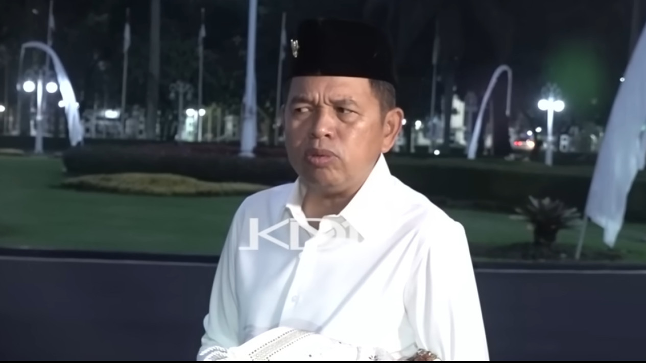 Lagi Asik Bagi-bagi Uang, Dedi Mulyadi Mendadak Semprot Pramusaji: Ini Gedung Pakuan, Enggak Boleh Punya Jiwa Miskin
            - galeri foto